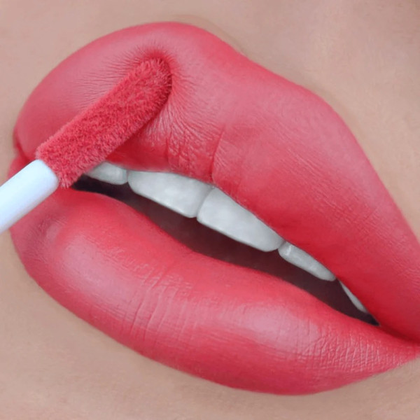 Матова помада для губ Lipstick matte liquid Feminist