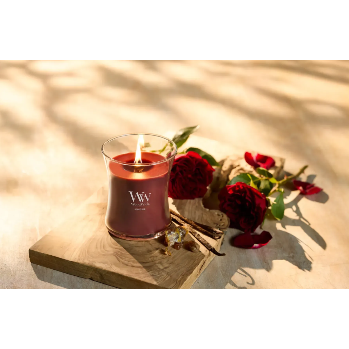 Ароматична свічка з ароматом троянди та спецій Medium candle Rouge oud